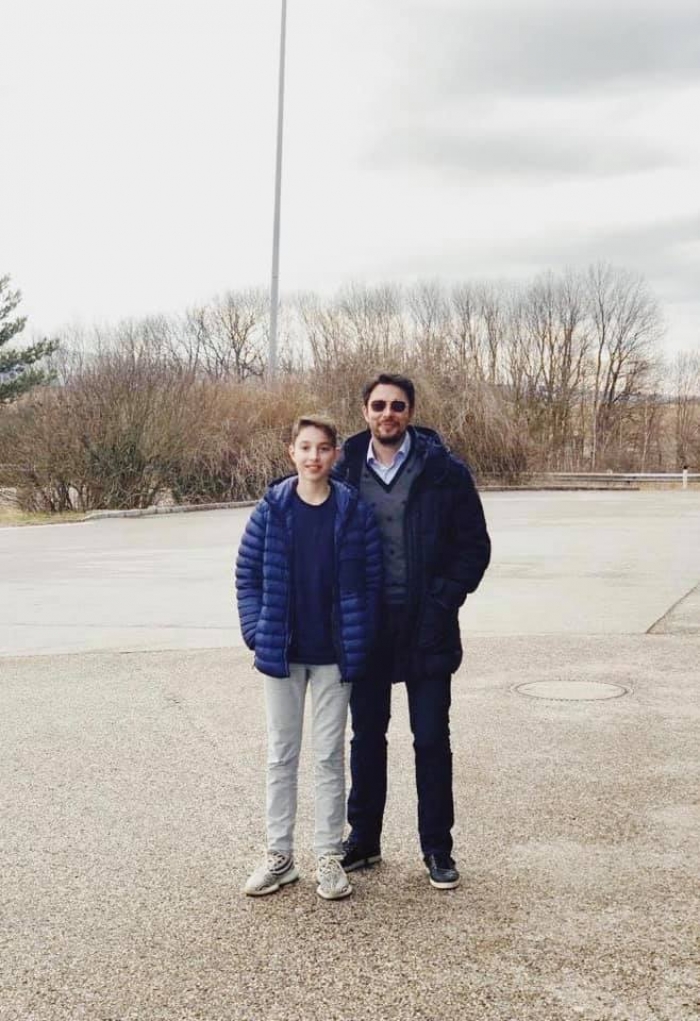 U filmua në aeroport me Bashën, Shkëlzen Berisha publikon foton me të birin: Për të gjithë dashamirësit…