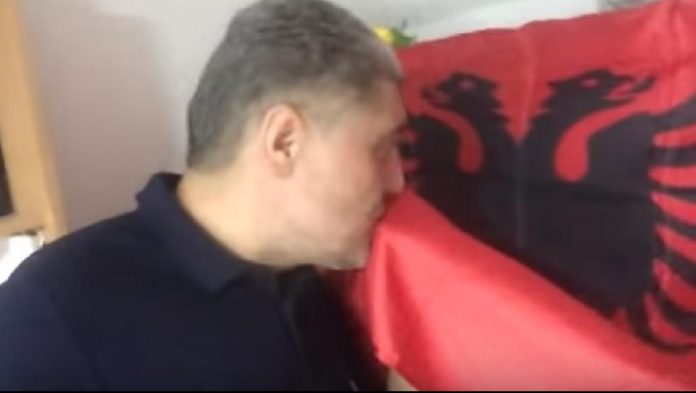 Mjeku popullor serb ‘t ërbon’ fqinjët, puth flamurin ‘Kuq e Zi’ dhe i quan shqiptarët vëllezër