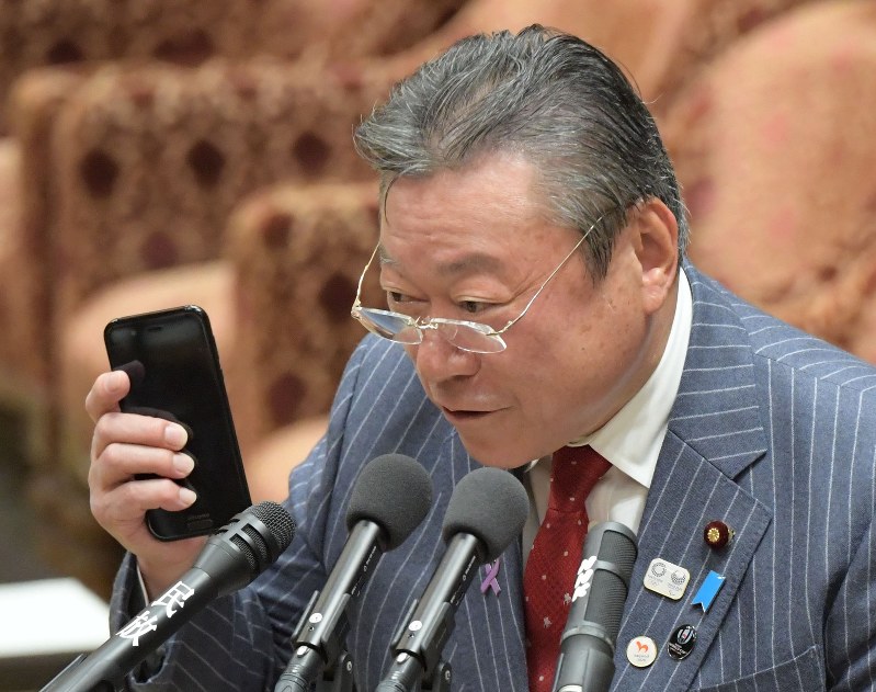 Ministri japonez vonohet 3 minuta në Parlament, opozita bojkot 5 orësh!