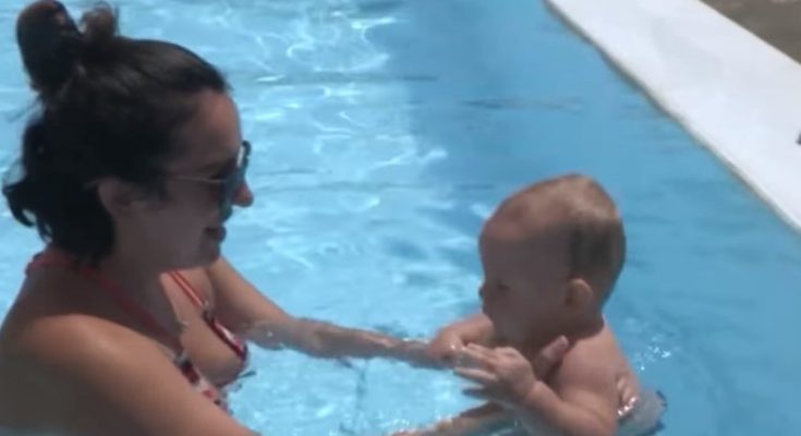 Bebja shqiptare që i ka habitur të gjithë, 8 muajsh dhe mban frymën në ujë si notar (FOTO-VIDEO)