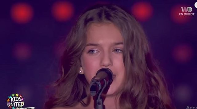 Vetëm 13-vjeç, këngëtarja shqiptare ngre në këmbë 40 mijë francezë me zërin e saj